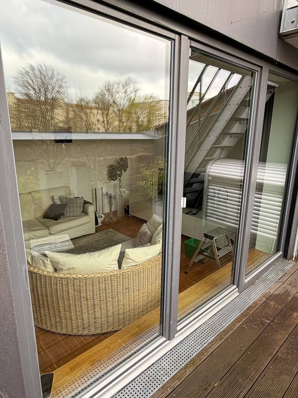 Blick durch klares Fenster in Wohnzimmer