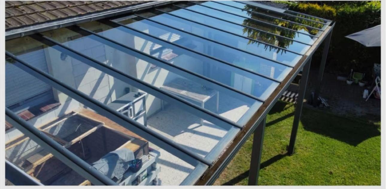 Streifenfrei gereinigtes Glasdach im Sonnenlicht